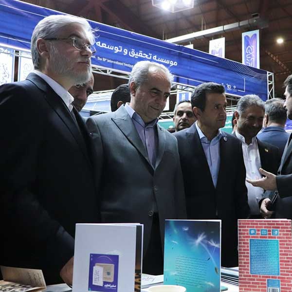 وزیر علوم از غرفه سامانه جامع خیر ایران در جشنواره ملی حرکت بازدید کرد